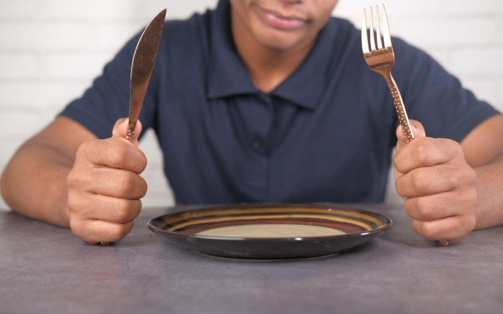 Vontade repentina de comer pode não ser fome; entenda o motivo